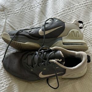 Nike Men's Black and Cream Athletic Shoes